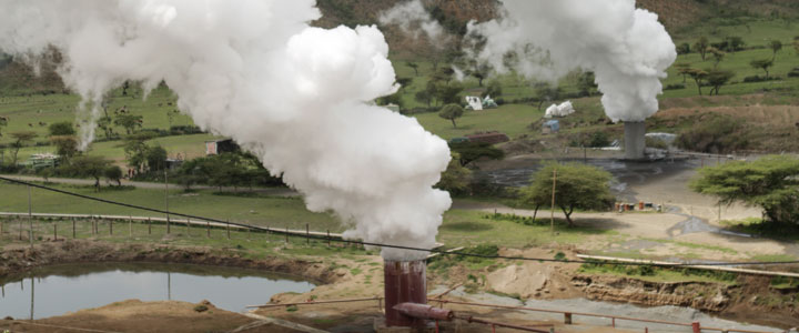 勢いよく蒸気を噴出するアルトランガノ地域の地熱生産井。2本とも日本が「環境プログラム無償資金協力」を通じて掘削を支援。深さはそれぞれ2,000メートル近くある（写真：苅部太郎）