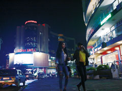 夜になっても、中心部では明かりが消えることなく、多くの電力が消費されている（写真：苅部太郎）