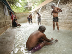ソドレにある天然の温泉。男湯と女湯に分かれ、水着を着用して楽しむことができる（写真：苅部太郎）