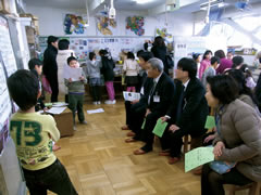 年に1度開催される「八名川まつり」では、全校児童一人一人が、保護者や地域の人たちを前に学習成果を発表している