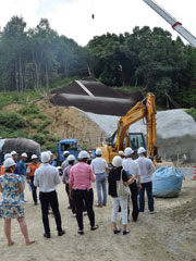 今年7月から1カ月間、日本で行われた防災研修に参加したブラジルの研修員たち。奈良県内の砂防堰堤（えんてい）の建設現場を視察した