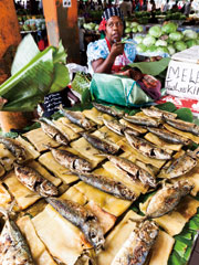 バヌアツにおいて魚は貴重なタンパク源。マーケットでは、伝統食ラップラップに魚を添えて売っていた