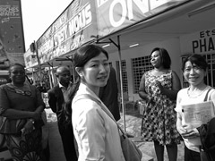 この夏は、コンゴ民主共和国の職業訓練プログラム卒業生を訪問し、その成果を確認した（中央が佐藤さん）