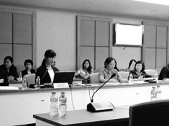 中進国のタイは、自ら国際開発協力機構（TICA）も設立した。TICAの会議でJICAの人事制度について話す佐藤さん