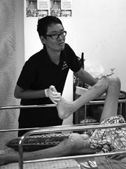 同センターには青年海外協力隊として派遣中の理学療法士、八木靖彦さんの姿も。「一緒に生活していると、こちらの方が癒されます」