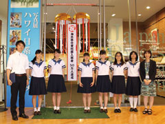 50万人目となった神奈川学園中学校の女子生徒たちと朝熊由美子館長（右端）