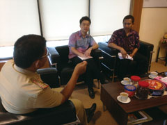インドネシアで地方政府の幹部と会談する志賀さん（中央）。JICAボランティアの活動基盤を固めた