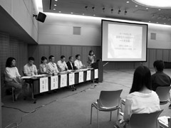 JOBセミナーで司会をする清水川さん。国際協力人材部人材養成課では、この他、国際協力業界の全体像を紹介する「国際協力人材セミナー」も年に1度開催している