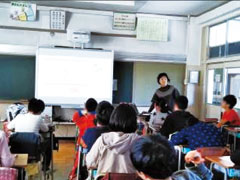 パワーポイントに画像や動画を入れ、子どもたちの興味を喚起する授業