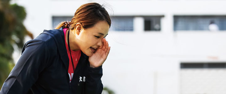 プールサイドで選手に声をかける生山さん（写真:石川正瀬）