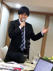 日本ラグビーフットボール協会（JRFU）との連携協力事業「JICA-JRFUスクラムプロジェクト」で発表する小泉さん