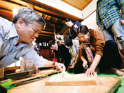 地元の人とほうとう作りを体験