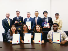 日本での研修に参加したドミニカ共和国の政府職員らと久保さん（後列右から2人目）。能登半島をめぐり地域に根ざした取り組みの実例を学んだ