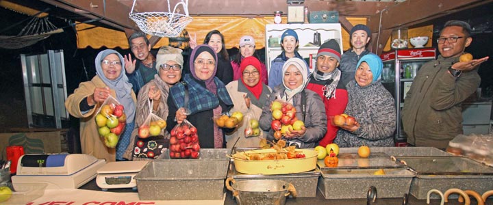 体験インバウンドで十勝のりんご農家を訪れたマレーシアの人たち