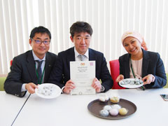 マレーシアのメーカーとともに「ハラル大福」を製造する「とかち製菓」の駒野裕之さん（中央）。左は帯広商工会議所の武田さん、右はアズミラさん