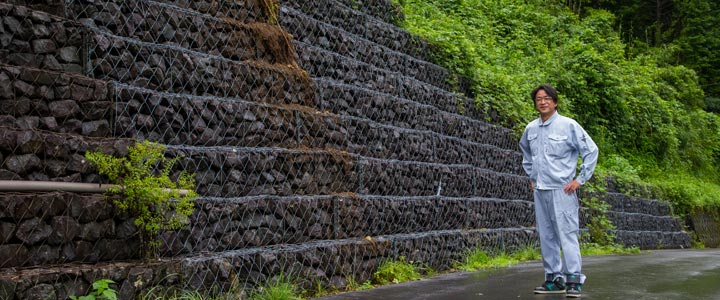 梼原（ゆすはら）町にある蛇籠（じゃかご）。道路の擁壁として役立てられている。案内をしてくれたのは町役場の二宮さん（写真：中島健一）