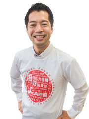 波多野　誠さん 着用しているのは、JICA四国のオリジナルTシャツ。開発途上国からの研修員に、おもてなしとして進呈している。漢字、カタカナ、ひらがなが入っていて、ウケもいい（写真：中島健一）
