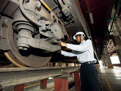 鉄道を建設する以上に難しいと言われるのが維持管理。日本の企業のノウハウが活かされている。