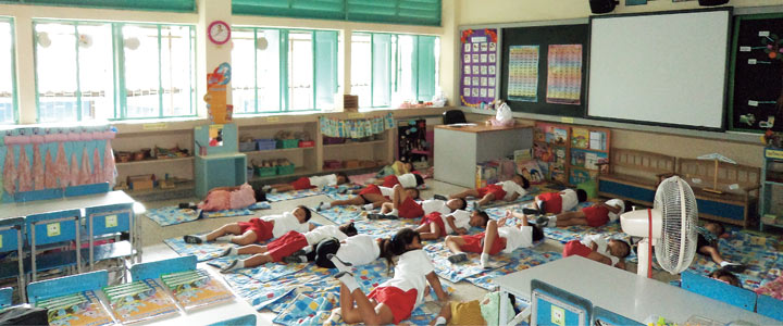 タイの小学校で行った防蚊塗料の試験塗装。塗装された教室には蚊が近寄らないため、子どもたちは昼寝の時間になると続々と集まる。