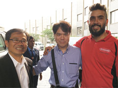 忽那寿一さん（左）、永野裕幸さん（中央）。