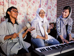 生徒はみんな音楽療法の時間が大好き。楽しみながら社会性や身体機能の維持、または向上を目指す。