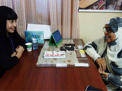 中束さんの赴任先の学校で、来期の派遣について話し合う尾田さんと校長先生。