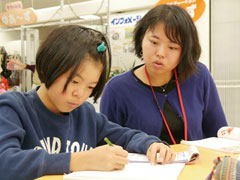 子どもたちにマンツーマンで勉強を教える活動。地域の人たちとのコミュニケーション力を養う。