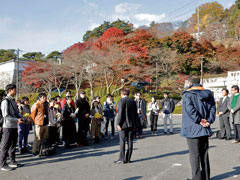 フィールドワーク開始前には二本松市の観光協会の人も訪れ、激励の言葉をかけていた。