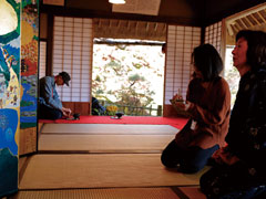 城跡内にある「洗心亭」で抹茶を供している婦人会の方を取材。地元の中学生が描いた屏風について話を聞く。