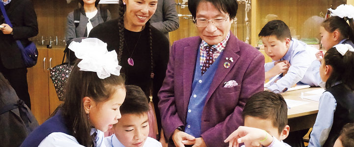 【児童中心型教育支援プロジェクト（PROCESS）】PROCESSで支援する学校で、理科実験の授業を視察する尾木さん。