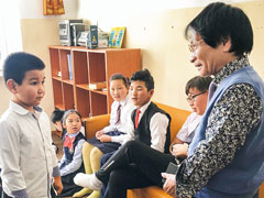 【障害児のための教育改善プロジェクト（START）】STARTを実施する学校では、自由に子どもたちに声をかけ、交流した。