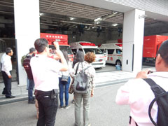 姫路市消防局を訪れ、消防車や救急車などの車両を見学。