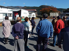 東北では陸前高田、大船渡、花巻を訪れた。写真は、大船渡市の仮設住宅を訪れる研修員。