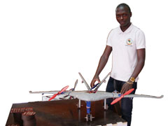 ファブラボの工作機械を使って模型飛行機を製作した若い男性。飛行距離は4kmに達するそうで、今後コンテストでその性能を披露するという。