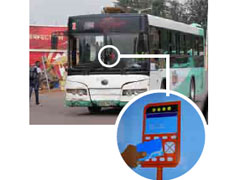 バスの運転席近くにあるオレンジ色の機械にICカードをかざして運賃を支払う。
