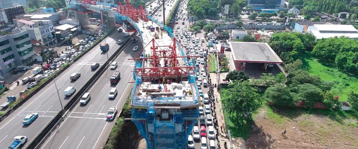 高速道路をまたいで急曲線を描く高架。半径180メートルの美しいカーブの構築には、日本の建設業者の高い技術力が生かされた。（写真提供：東急建設）