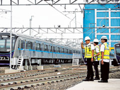 車両基地で線路を渡る際に「右ヨシ、左ヨシ」と指差喚呼する鉄道員。