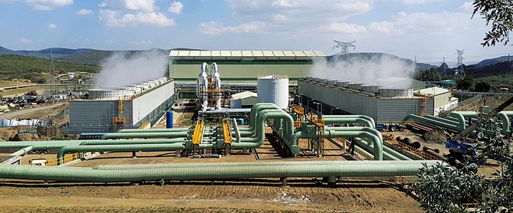 オルカリアI地熱発電所の4・5号機。オルカリア地域では、現在4つの地熱発電所で14基の地熱発電機が稼働中。うち10基に日本メーカーのタービンが使用されている。