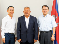 カンボジア公共事業運輸省で海運政策などを担うみなさん。左から、水路インフラ港湾建設部部長のロス・ソフォルナさん、港湾航路海事総局局長のチャン・ダラさん、運輸政策アドバイザーの川��俊正さん。