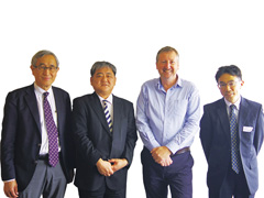 石関俊昭さん（右）、渡辺剛さん（左から2人目）