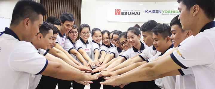エスハイ社のKAIZEN吉田スクールで学ぶのは、高校や大学を卒業した若者たち。日本で経験を積み、将来はベトナムの発展に貢献したいと目を輝かせる。