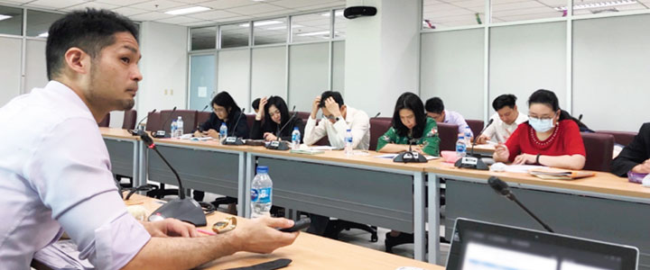 タイでの研修：タイ税関のリスク管理強化で専門家として活動する福薗さん（写真左）。日本の税関での経験を生かす。