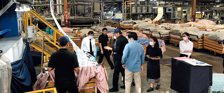 繊維染色の加工技術コースでは、バンコクの工場を訪れて衣類の加工工程を視察した。