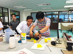 タイ繊維研究所のテストセンターで衣類の加工やプリント方法などを学ぶ。座学ではタイの繊維業の歩みや同国が保有する加工機械などのデータについても学んだ。