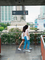 多くの人が利用するスカイウォーク（空中歩道）。