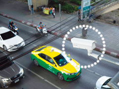 通行する車両台数を計測するカメラ。バンコク市中心部のラーマ6世通り、約1キロの直線区間で信号機を系統制御するテストを行い、渋滞暖和の効果が見られた。