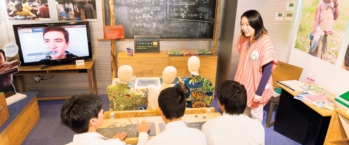 2019年9月13日まで行われている「人間の安全保障展」より。ブルキナファソの小学校の教室を再現したブースで、狭い机や椅子で学習していることを知る
