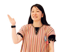 地球案内人　宍倉有加里さん。