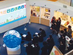 大きなモニターを使ってSDGsを学ぶことができるスペース。