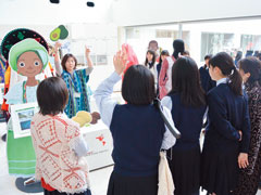 地球案内人の話に興味津々。